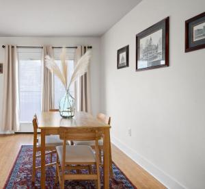 Un comedor con mesa y sillas y una ventana. en The Lofts of Downtown (540 N 2nd St, #210), en Clarksville