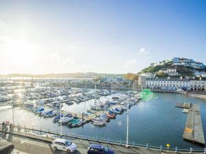 Gallery image of Luxe Torquay Central Apartments Overlooking Harbour Near Babbacoombe Beach in Torquay +80 photos