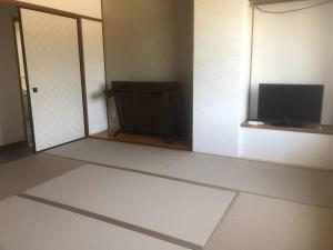 a room with a flat screen tv and a window at Guesthouse Sunaen - Vacation STAY 49055v in Tottori