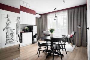 a kitchen and dining room with a table and chairs at Apartament Bajka in Grudziądz