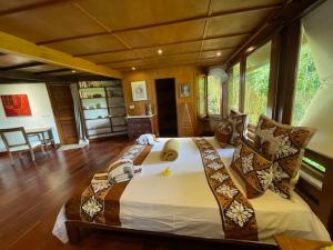 VILLA O VAI في Teahupoo: غرفة نوم بسرير كبير في غرفة
