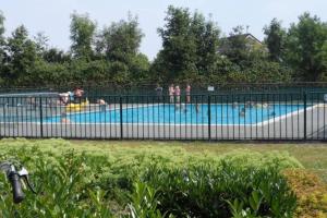 Ein Pool mit Leuten, die darin spielen. in der Unterkunft The Poplar Place in Zeewolde