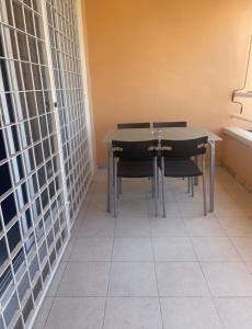 einen Tisch und Stühle in einem Zimmer mit Fliesenboden in der Unterkunft Apartamento El Mirador in Aguadulce