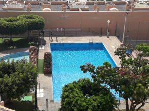 einen Blick über einen großen blauen Pool in der Unterkunft Apartamento El Mirador in Aguadulce