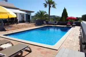 聖巴巴拉德尼克斯的住宿－Villa Monte Alegrete with sea view，庭院内的游泳池,配有椅子和遮阳伞