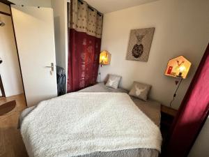 ein kleines Schlafzimmer mit einem weißen Bett darin in der Unterkunft Résidence Le Grand Adret - 2 Pièces pour 4 Personnes 024 in Villard-de-Lans