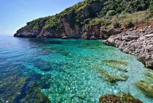 une image d'une plage d'eau bleu clair dans l'établissement Casa al mare con giardino, 2 km spiaggia golfo di Baratti & parco archeologico, à Baratti