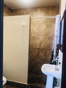 uma casa de banho com um chuveiro e um lavatório. em Hotel nuevo atardecer em Cabo San Lucas