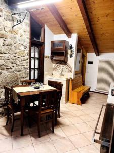 una cucina con tavolo, sedie e piano cottura di Casa Mario a Riva del Garda