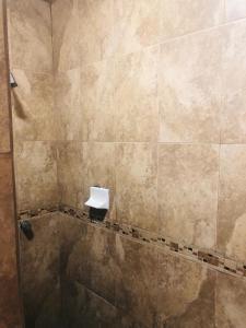 uma casa de banho com um chuveiro com azulejos em Hotel nuevo atardecer em Cabo San Lucas