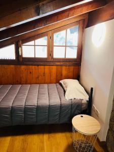 una piccola camera con letto e tavolo di Casa Mario a Riva del Garda