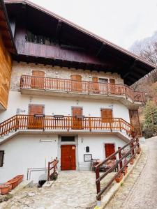 un edificio con balcone sopra di Casa Mario a Riva del Garda