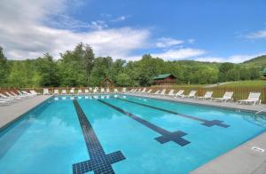 ein großer Pool mit Stühlen und Stühlen in der Unterkunft Bear Creek Cabin, Hot Tub, WIFI, Cozy Cabin Retreat in the Smokies Comfort & Fun for All in Sevierville
