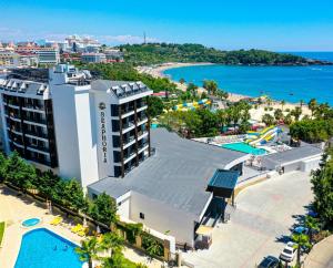 z powietrza widok na hotel i plażę w obiekcie SEAPHORIA BEACH HOTEL & Spa - by Mir'Amor-Ultra All Inclusive w mieście Antalya