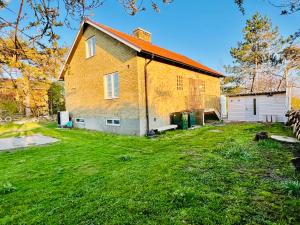 a large brick house with an orange roof on a yard at Casa 716 - Villa nära golf & natur in Bara