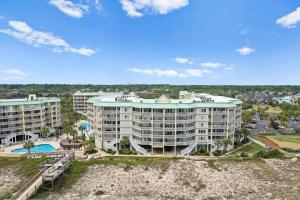 - une vue aérienne sur un hôtel avec un complexe dans l'établissement Ocean Paradise: 4BR Condo in Litchfield By the Sea, à Pawleys Island