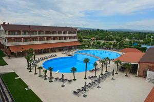 una vista aérea de un hotel con piscina en Villa 6 Ambassadori Kachreti Golf Resort en Kachretʼi