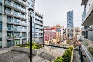 Panorama Suites Downtown Toronto في تورونتو: بلكونة الشقة مطلة على المدينة