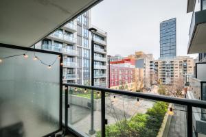 Panorama Suites Downtown Toronto في تورونتو: بلكونة مطلة على المدينة