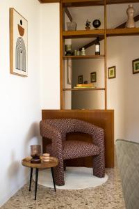 ein Wohnzimmer mit einem Sofa und einem Tisch in der Unterkunft Ruhige Ferienwohnung am Weingut Helmut Lang in Illmitz