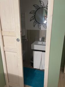 コンヴェルサーノにあるJENNY HOUSEのバスルーム(洗面台、鏡付)