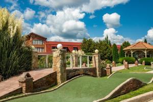 un campo de golf con una casa en el fondo en Villa 6 Ambassadori Kachreti Golf Resort en Kachretʼi