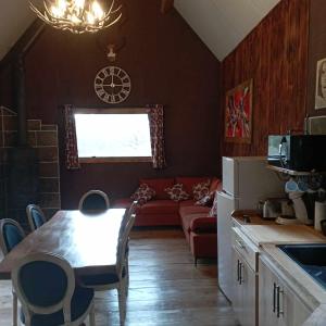 Kuchyň nebo kuchyňský kout v ubytování A la cabane des Bois dessus Tiny Gite + 9 fotografií