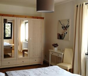 Postel nebo postele na pokoji v ubytování Ferienwohnung "Haus am Weifberg" Hinterhermsdorf