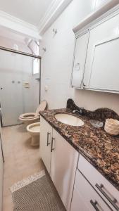 La salle de bains est pourvue de 2 lavabos et de toilettes. dans l'établissement Fantástico apartamento Frente ao mar em Balneário Camboriú, à Balneário Camboriú