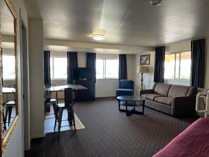 a living room with a couch and a table at Port Townsend Inn in Port Townsend