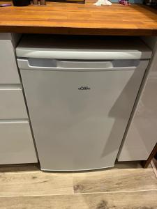 ルーアンにあるAppartement Cosy•Gare• Centre-villeのキッチンのカウンター下に白い食器洗い機