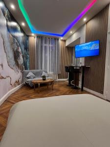 ルーアンにあるAppartement Cosy•Gare• Centre-villeのベッドとテレビとピアノのある部屋