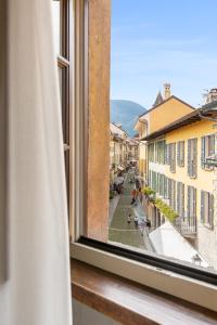 una ventana con vistas a una calle de la ciudad en Hotel Pironi, en Cannobio