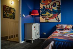 sypialnia z łóżkiem i stołem z lampką w obiekcie Het Atelier Huis w mieście Maasbommel