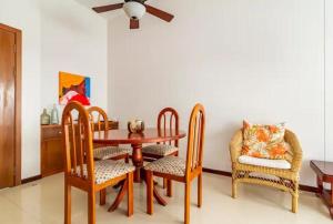 a dining room with a table and chairs and a ceiling fan at Vista al lago en Cartagena in Cartagena de Indias