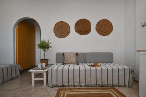 uma sala de estar com um sofá e cestos na parede em Paradise Apartments em Ferma