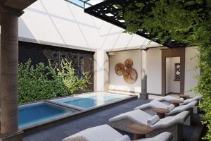 un patio con piscina e sedie a sdraio di Pueblo Bonito Vantage San Miguel de Allende a San Miguel de Allende