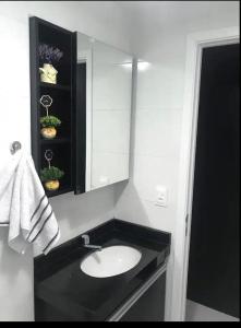 La salle de bains est pourvue d'un lavabo et d'un miroir. dans l'établissement Apartamento studio, à Maceió