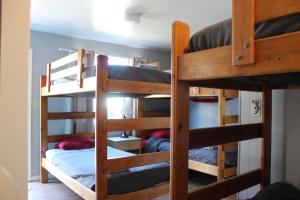 Palanda nebo palandy na pokoji v ubytování Seaside International Hostel