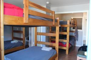 Postel nebo postele na pokoji v ubytování Seaside International Hostel