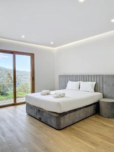 1 dormitorio con cama grande y ventana grande en Villa Faísca, en São Roque do Faial