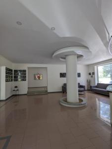 una gran sala de estar con techo blanco y un pilar en Hotel Tsiskari en Ianet'i