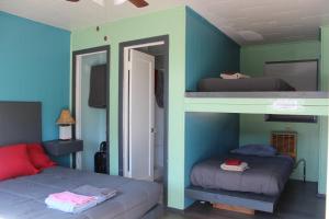 Postel nebo postele na pokoji v ubytování Seaside International Hostel
