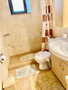 ein Bad mit einem WC und einem Waschbecken in der Unterkunft Pool House ( Πέτρινο σπίτι με πισίνα ) in Itylo