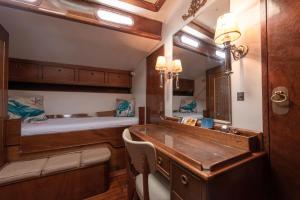 bagno con letto, lavandino e specchio di Classic Boat Monte-Carlo a Monte Carlo