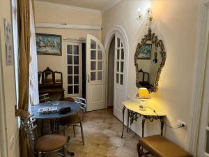 第比利斯Maximilian Apartment的带桌子和镜子的餐厅