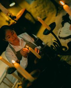 une femme assise sur une chaise jouant avec des plans en papier dans l'établissement PUQIO, à Yanque