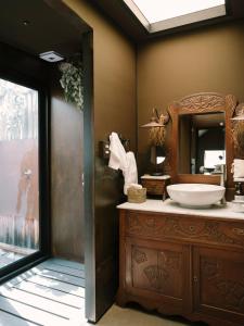 Ένα μπάνιο στο PUQIO by Andean