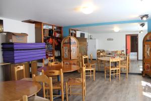 un restaurante con mesas y sillas de madera y una habitación en Seaside International Hostel, en Seaside