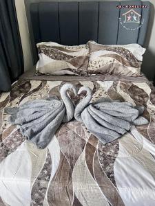 Una cama con dos cisnes acostados en ella en Mahjong theatre Austin, en Johor Bahru